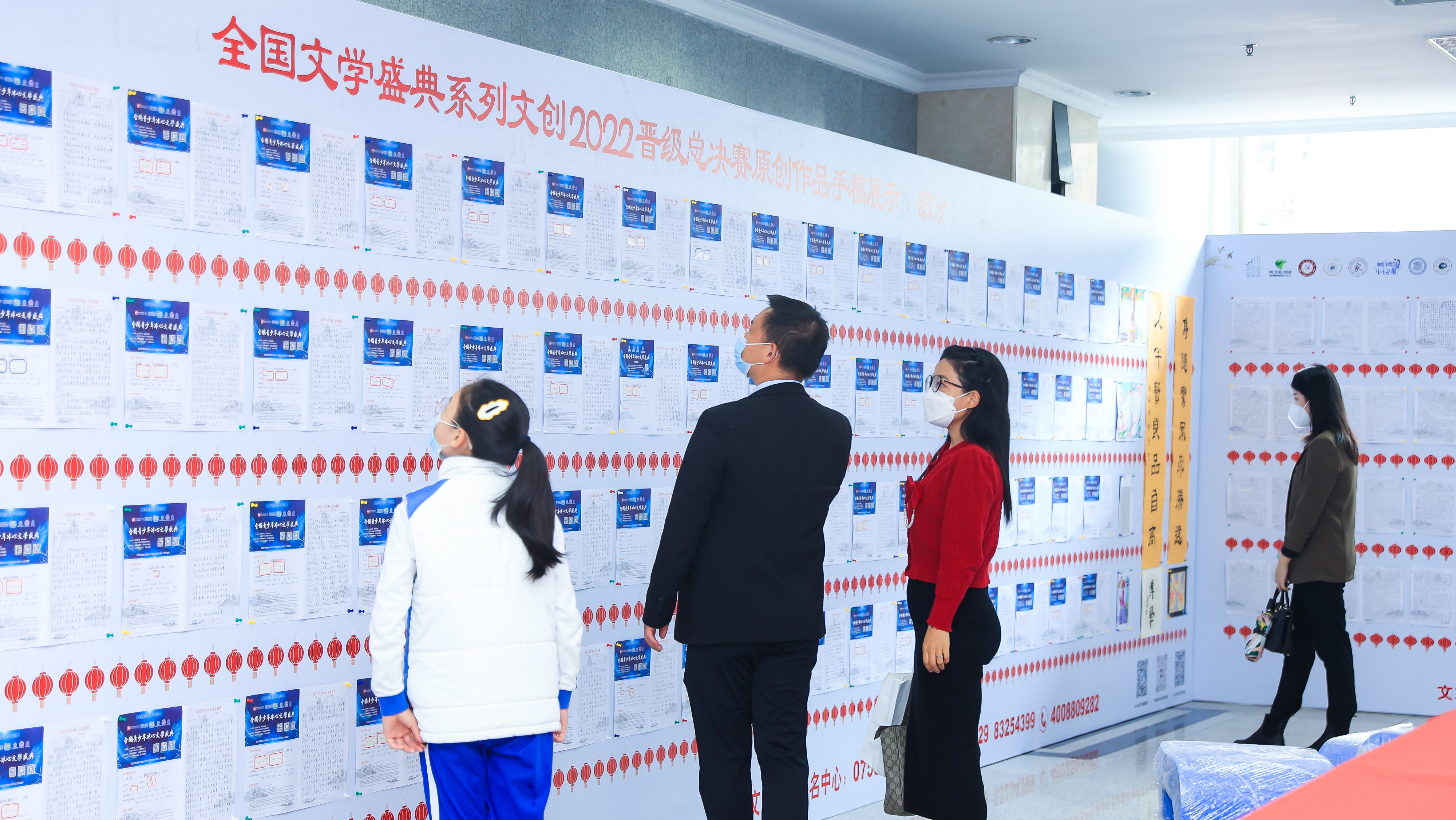 與會的領導嘉賓、師生文友共同走進全國文學盛典年度慶典現(xiàn)場展示區(qū)